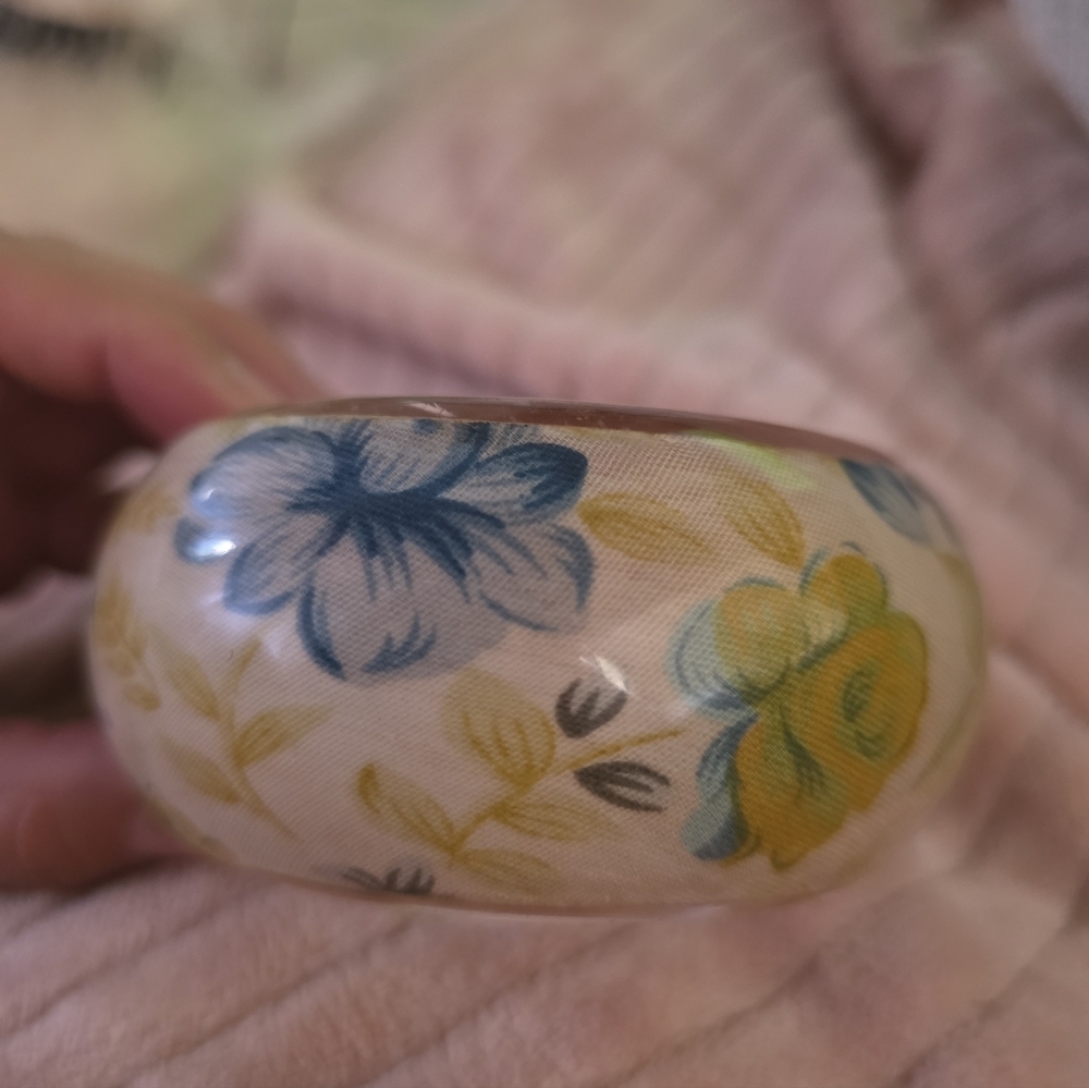 VTG 70s HIPPIE BEAUTIFUL Blue ROSE +ROSE Bubs Flower Fabric CHUNKY LUCITE BANGLE - Picture 10 of 11
